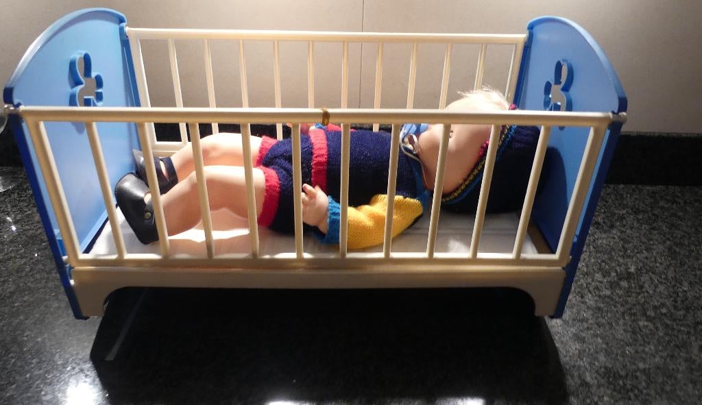 vintage pop Nenuco de Famosa met bed, kleding en accesoires, Ophalen, Gebruikt, Babypop