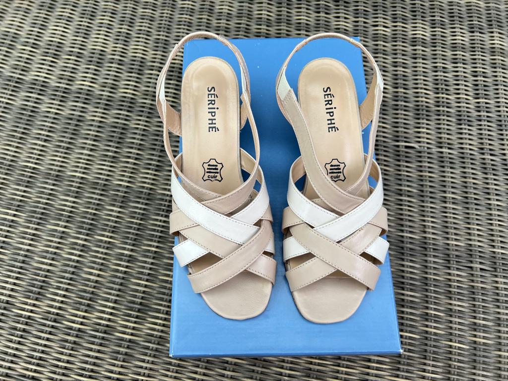 Une paire de sandales Sériphé 36, Vêtements | Femmes, Chaussures, Enlèvement ou Envoi, Beige, Comme neuf, Sériphé