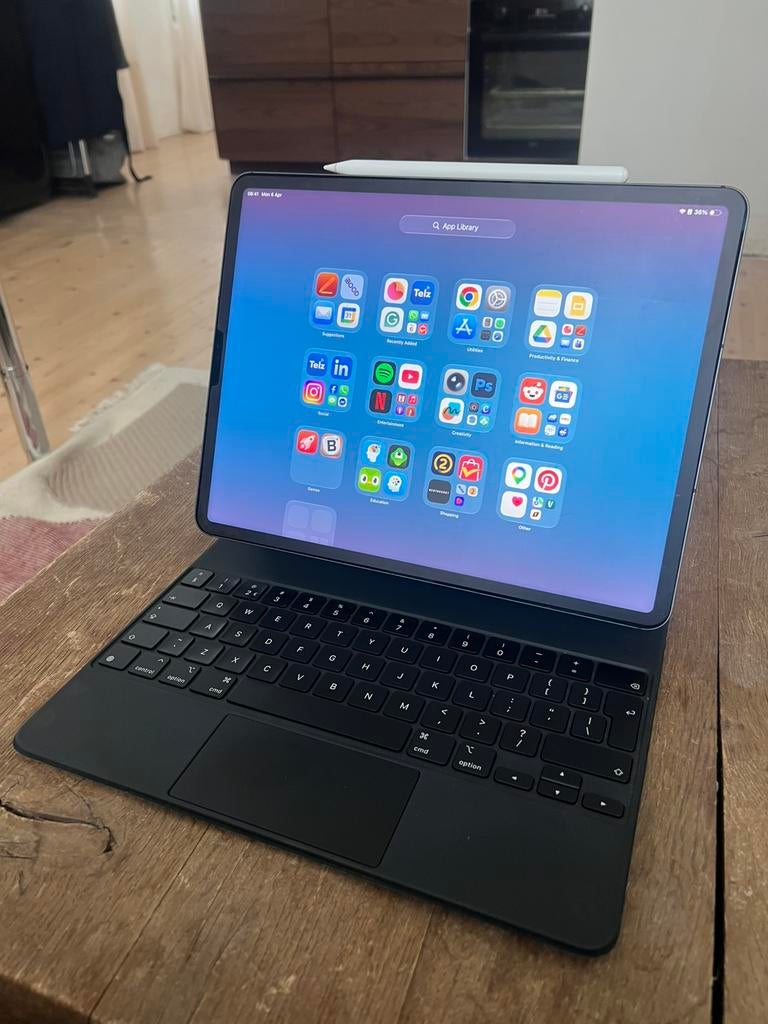 Ipad pro 12.9” 5th gen 256gb cellular Magic keyboard and pen, Ophalen, Zo goed als nieuw