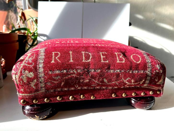 Decoratieve vintage pouf in bourgondische rode tapestry, Maison & Meubles, Canapés | Repose-pieds & Poufs, Utilisé, Moins de 50 cm