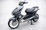 Yamaha Aerox antraciet/wit – Nieuw blok- NL kenteken-, Fietsen en Brommers, Ophalen, Zo goed als nieuw, Aerox