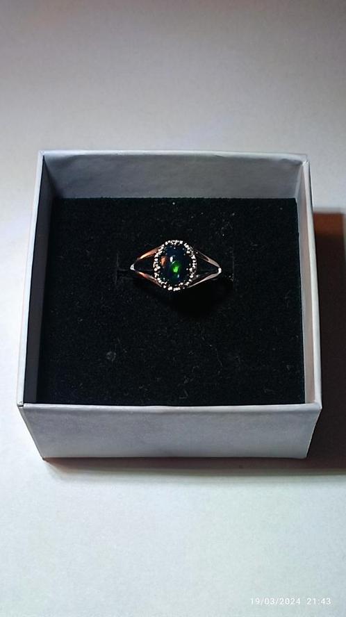 Sterling zilveren ring met prachtige zwarte opaal uit Ethiop, Handtassen en Accessoires, Ringen, Nieuw, Dame, Overige kleuren