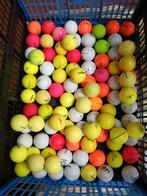 90 voornamelijk gekleurde golfballen, Sports & Fitness, Golf, Utilisé, Enlèvement ou Envoi, Balle(s)