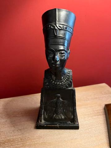Zware zwarte  metalen buste van Nefertite beschikbaar voor biedingen