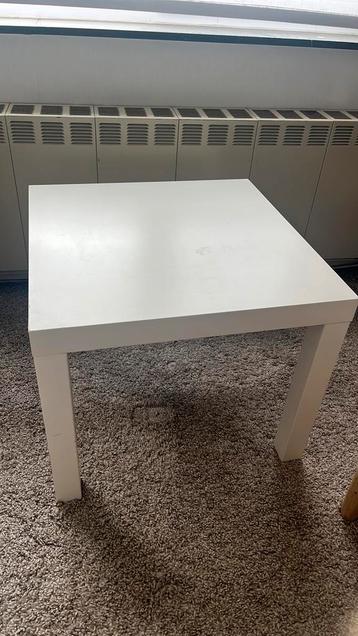 Witte tafel beschikbaar voor biedingen