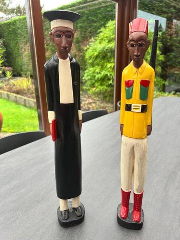 2 statues africaines en bois disponible aux enchères