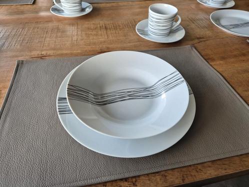 Set Yong servies 60 stuks, Huis en Inrichting, Keuken | Servies, Gebruikt, Bord(en), Ophalen