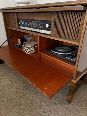 Meuble ancien avec système de musique et tourne-disque, Enlèvement