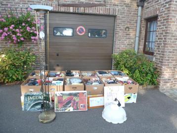 beau lot de brocante : 12 caisses pleines + divers objets beschikbaar voor biedingen