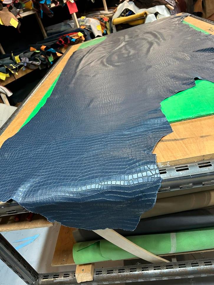 Navi blauw Italiaans halve huid 1.2mm dik soepel kroko A-294, Hobby en Vrije tijd, Stoffen en Lappen, Blauw, Ophalen of Verzenden