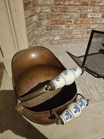 Antieken koperen kolenkit met handvatten in Delfts Blauw beschikbaar voor biedingen