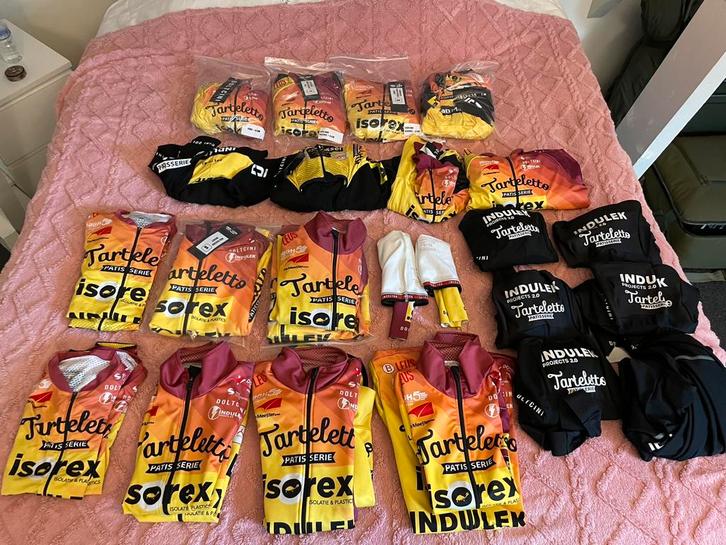 Fietskleding pakket van Doltcini + 2 helmen!, Fietsen en Brommers, Fietsaccessoires | Fietskleding, Zo goed als nieuw, S, Ophalen