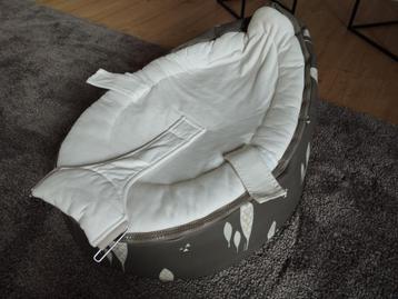 Pouf et coussin d'allaitement doomoo  beschikbaar voor biedingen