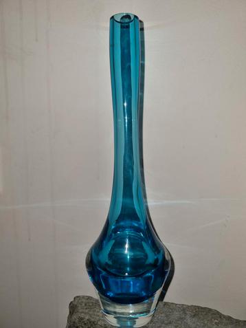 Fijne blauwe vaas 875 gram H 30,5 cm D 3 cm beschikbaar voor biedingen
