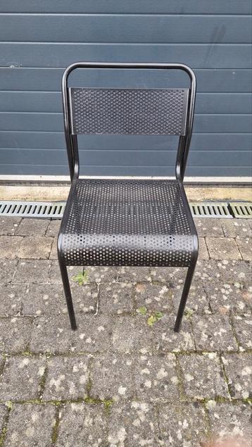 Stoelen voor in de living of voor terras beschikbaar voor biedingen