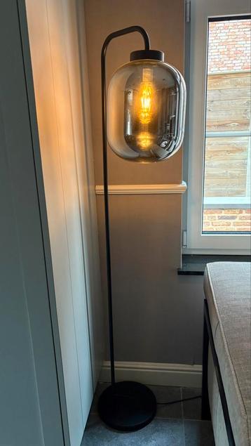 Vloerlamp zwart met smokeglas beschikbaar voor biedingen