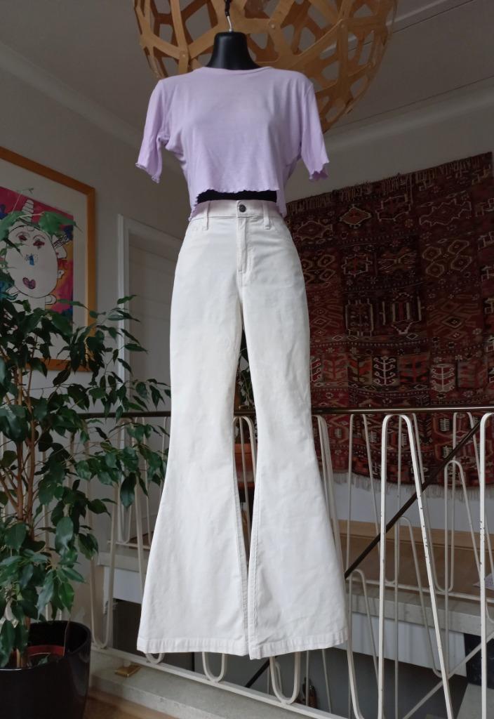 Hollister beige ribfluwelen high rise flare, mt W25 L32, Kleding | Dames, Broeken en Pantalons, Gedragen, Maat 34 (XS) of kleiner