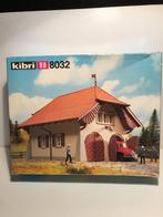 KIBRI - BRANDWEERKAZERNE + VRACHTWAGEN - 1:87, Hobby en Vrije tijd, Overige merken, Verzenden, Gelijkstroom of Wisselstroom, Brug, Tunnel of Gebouw