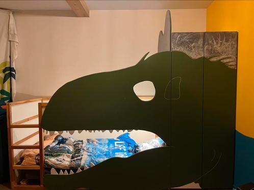 Leuk DINO-bed met kast en geheime grot, Kinderen en Baby's, Kinderkamer | Stapelbedden en Hoogslapers, Gebruikt, Stapelbed, Ophalen