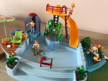 Playmobil zwembad en gezinsauto beschikbaar voor biedingen