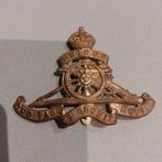 Royal artillery cap badge wo2 insigne brits, Verzamelen, Ophalen of Verzenden