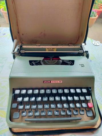 Typemachine  Olivetti uit 1970 . Werkt nog.