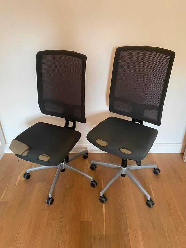 Twee zwarte bureaustoelen met wieltjes, Huis en Inrichting, Bureaustoelen, Gebruikt, Ophalen