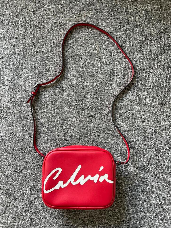 Sac Calvin Klein NEUF, Handtassen en Accessoires, Tassen | Damestassen, Nieuw, Rood, Ophalen of Verzenden