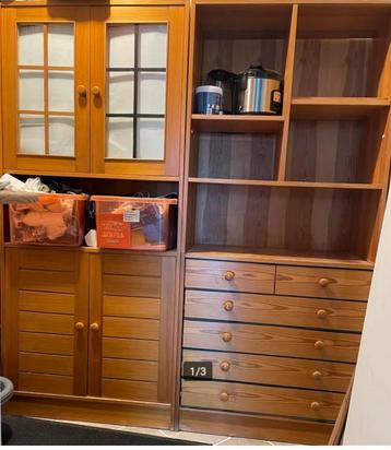 2 Kasten Gratis / Vitrinekast beschikbaar voor biedingen