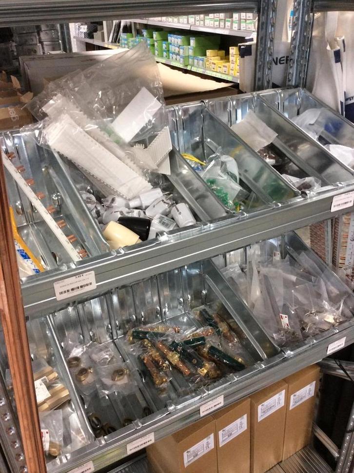 Étagère avec bacs métalliques et séparateurs, Huis en Inrichting, Woonaccessoires | Etagères