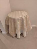 Bijzettafel met tafelkleed en glazen blad, Enlèvement