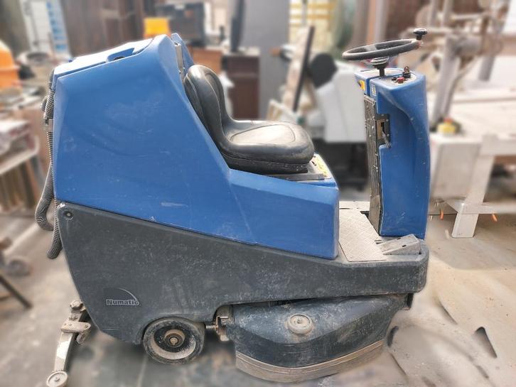 Autolaveuse Autoportée Numatic à vendre, Bricolage & Construction, Matériel de nettoyage, Utilisé, Machine de nettoyage à brosse