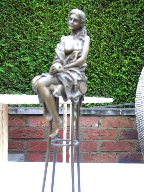 femme seins nue a la pomme bronze signé COLLINET., Antiquités & Art, Antiquités | Bronze & Cuivre, Bronze, Enlèvement ou Envoi