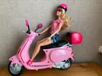 Barbie op scooter, Enfants & Bébés, Jouets | Poupées, Comme neuf, Enlèvement, Barbie