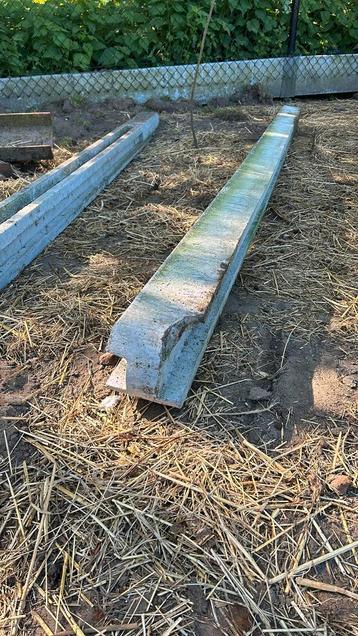 1 Betonnen schuttingpaal en 1 betonplaat grijs, Tuin en Terras, Schuttingen, Ophalen, Zo goed als nieuw, Overige materialen, 2 meter of meer
