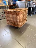 Rieten mand groot op wielen, Ophalen, Zo goed als nieuw, Mand