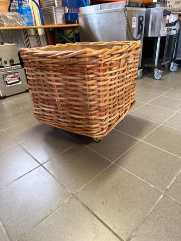 Rieten mand groot op wielen beschikbaar voor biedingen