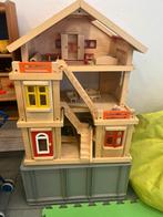 Houten poppenhuis met meubels en popjes, Ophalen, Gebruikt, Poppenhuis