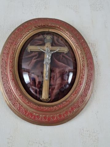 Antiek kruisbeeld beschikbaar voor biedingen