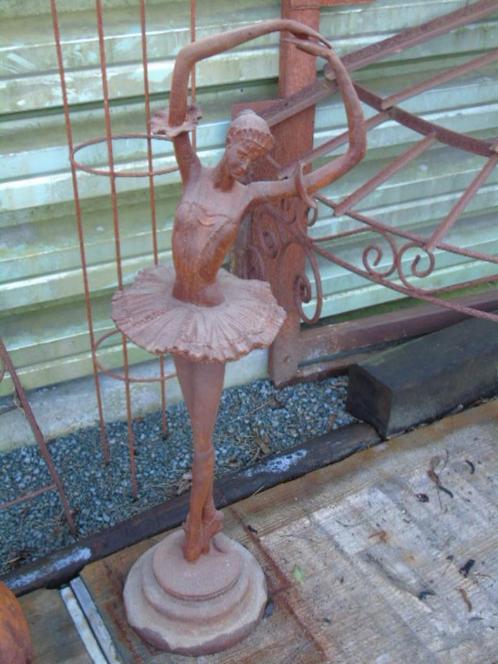 statue d une ballerine en fonte pat rouillé ., Jardin & Terrasse, Statues de jardin, Neuf, Autres types, Métal, Enlèvement ou Envoi