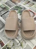 Nieuwe lichte pantoffels Maat:38-39, Kleding | Dames, Schoenen, Slippers, Beige, Nieuw, Ophalen of Verzenden
