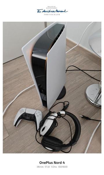 PS5 zonder disk met controller en headset  beschikbaar voor biedingen