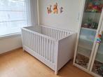 Wit baby-peuterbed met veel toebehoren in hele goede staat, Kinderen en Baby's, Ophalen, Zo goed als nieuw, Matras
