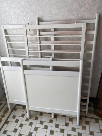 Babybed met lattenbodem en matras beschikbaar voor biedingen