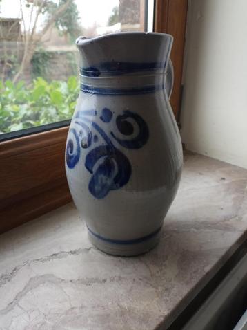 Potdecoratie of vaas van steengoed beschikbaar voor biedingen