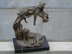 Standbeeld van Leeuwin 2 op boomstam in brons gesigneerd., Antiek en Kunst, Ophalen, Brons