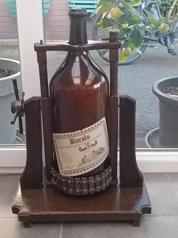 Oude lege wijnfles (12,5 l) in houder, Huis en Inrichting, Woonaccessoires | Wijnrekken, Ophalen of Verzenden