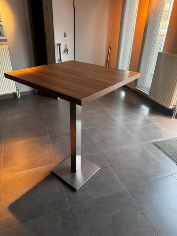 4 hoge tafels beschikbaar voor biedingen
