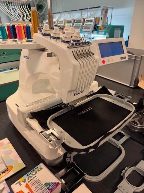 Borduurmachine BROTHER PR-600, Hobby en Vrije tijd, Borduren en Borduurmachines, Gebruikt, Borduurmachine, Machineborduren, Ophalen