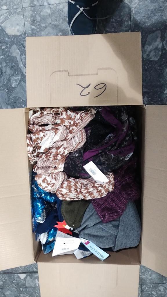 Grote partij nieuwe mutsen en sjaals, Diversen, Rommelmarktspullen, Zo goed als nieuw, Ophalen of Verzenden